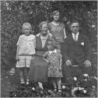 105-0575 Ehepaar Daumann mit ihren Kindern Charlotte u. Herta vorn, hinten Schwester von Fr. Daumann .jpg